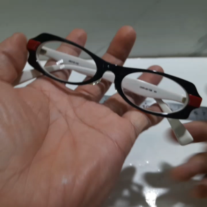 Kính gọng trẻ em oval màu đen đỏ trắng kiểu dễ thương ngang kính 128mm second hand