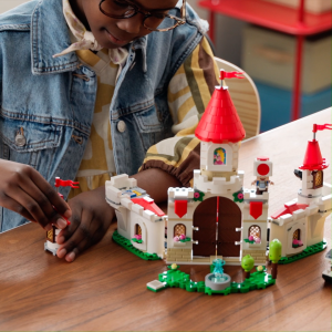 LEGO® Super Mario™ Battle with Roy at Peach’s Castle 71435