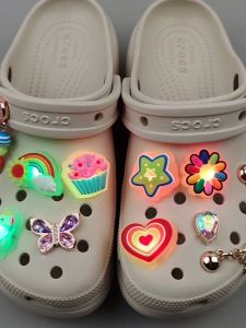LED Flashing Crocs รองเท้าแตะเด็ก ดอกไม้ Crocs ประดับตกแต่ง กระดุมประดับไฟ รองเท้าแตะเด็ก แฟชั่นฤดูร้อน 2023 แบรนด์ Yumei