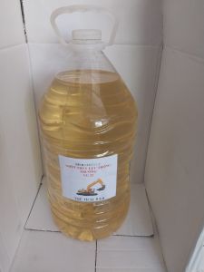 nhớt lẻ bình pet 5 lít: nhớt thủy lực vg 32 hay dầu thủy lực vg 32 - màu sáng phù hợp với các hệ thống thủy lực của các máy ép nhựa ...giá cả phù hợp hàng đạt chất lượng hàng việt nam chất lượng cao để châm bổ sung