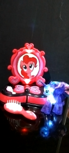 Mainan meja rias anak my little pony beautiful dresser dengan lampu dan musik