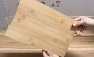 Thớt gỗ tre HilLOGI House loại dày kích thớt lớn 20x30 có tay cầm inox tre tự nhiên kết cấu mịn bền