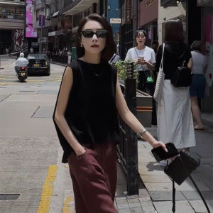 เสื้อยืดแขนกุดสไตล์ฮ่องกงย้อนยุคสำหรับผู้หญิงในช่วงฤดูร้อน เสื้อตัวบนทรงหลวมสบาย ๆ สีพื้น โพลีเอสเตอร์ ปกติ