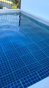 【Buy 1 Take 4】 Water Turns Blue Chlorine for Swimming Pool Algaecide for Swimming Pool Pools Spa Cleaning Natural Minerals Sterilization Rate 99.99%