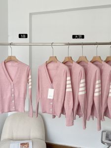 เสื้อคาร์ดิแกนถักสีชมพู POPW ทรงเข้ารูปคอวี เสื้อสั้นสำหรับผู้หญิง แขนยาว ปกติ ฤดูใบไม้ร่วง 2024 ผ้าไหม ปกติ