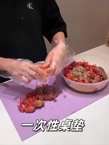 Portable Disposable Table Mat for BBQ Summer Waterproof Oil-resistant Wood Pulp Paper Convenient Dining Mat for Shrimping