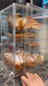36×21×27cm Clear Acrylic Display Case Storage Box Stackable Dustproof Food Organizer for Bread Snack Cake Biscuit Bakery Shop
