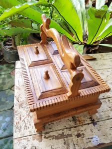 เซี่ยนหมาก กล่องไม้สักโบราณ  ไม้สักสีเนื้อไม้  ขนาด กว้าง 20 ซม. ยาว 28 ซม. สูง 24 ซม.