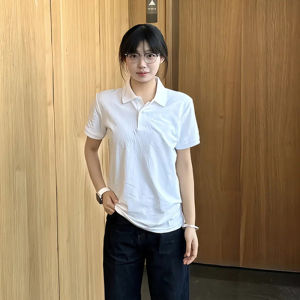 เสื้อโปโลแขนสั้นผู้ชายสีน้ำเงินเข้ม ทรงหลวม ทรงปกติ ฤดูร้อน 2025 แขนสั้น ปกโปโล ทรงหลวม แขนสั้น ทรงปกติ แขนสั้น