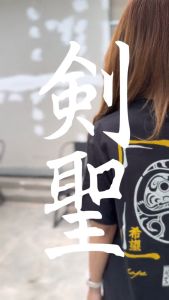 Kensei T-Shirt Kaos Lengan Pendek Daruma Black KS025