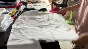 Hello Tshirt (ออกใบกำกับภาษีได้) เสื้อยืดแขนสั้นคอวี สีเข้มๆ (พร้อมส่ง สินค้าผลิตโดยช่างคนไทย) เสื้อเปล่าไม่มีลาย ผ้านุ่ม ใส่สบายไม่ร้อน ราคาถูก