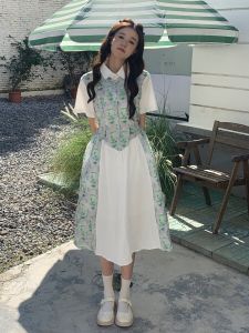 ชุดเดรสยาวปานกลางสไตล์ฝรั่งเศสย้อนยุคพิมพ์ลายดอกไม้ขนาดเล็ก กระโปรงทรงเอเอวสูง แขนสั้น คอโปโล กระดุมเดียว ชุดเดรสสไตล์เจ้าหญิง