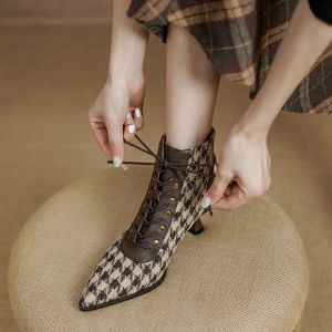 Kmeizu รองเท้าบูทสั้นหัวแหลมลายสก๊อตหลากสีสำหรับผู้หญิงรองเท้าส้นสูงส้นเข็มผูกเชือกสง่างามสไตล์เทพธิดาสำหรับฤดูใบไม้ร่วงและฤดูหนาวรองเท้าบูทส้นสูงปานกลางและรองเท้าบูทหุ้มข้อ