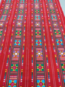 ลายปักลาหู่ด้วยเครื่องจักร ตัดแบ่งขาย=เมตร ขนาดกว้าง 2 -2.8 นิ้ว ใช้ประดับหรือตกแต่ชุด เสื้อผ้า กระโปรง กระเป๋าอื่นๆ สามารถออกแบบตามใจชอบ ใส่ออกงานได้ตามโอกาสต่างๆ