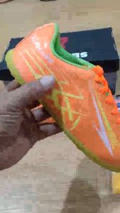 KIDZTUBS Sepatu Futsal Anak Paket Komplit Sepatu Futsal Tas Skin Deker Kaos Kaki Usia 6-10 Tahun Size 28 29 30 31 32 33 34 35 36 37 KDZ1422011525