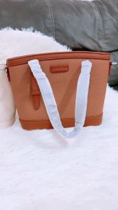 กระเป๋าผ้าเกรดพีเมี่ยม ทรงสีเหลี่ยม ใส่ของได้จุใจ ถือได้สะพายได้มีสายให้ปรับสายได้ งานสวยมากสไตล์สาวเกาหลี