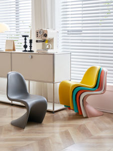 เก้าอี้พลาสติกแบบเรียบง่ายสำหรับเด็ก ดีไซน์เนอร์ ปาน โซเฟีย ชานชาลาสำหรับเด็ก ร้านขายของเล่น ของเล่นสำหรับเด็ก