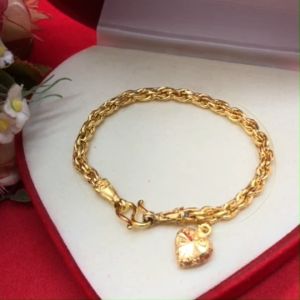 สร้อยข้อมือทองลายเกลียวหัวจรวดห้อยจี้หัวใจตัดลาย ความยาว 6 นิ้ว งานสวย ชุบทอง ลายโซ่ ข้อมือแฟชั่น ใช้ได้ทุกโอกาส