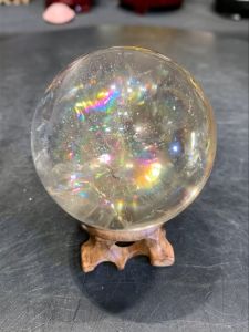 高品球🔮彩虹球🌈💯天然彩光白水晶 净体👍 天然冰丝纹 像个星空🌌 +上彩光🌈非常美👍 球体里还带有天然共生黄娇花✨💰 球径diameter: 5.8cm 净重rawweight: 0.26kg 含底座高total height: 7.5cm 📍Johor Bahru 区可自行取货或邮寄服务 High-quality sphere 🔮 Rainbow sphere 🌈💯 Natural colorful light white crystal pure and cle