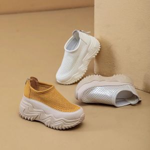 รองเท้าแตะผู้หญิงหนังแท้ 2025 ฤดูร้อนใหม่ รองเท้าส้นหนา ทรงสั้น ดีไซน์สปอร์ต ทรงกลวง รองเท้าส้นแบนสีขาวแบบสวมสบาย