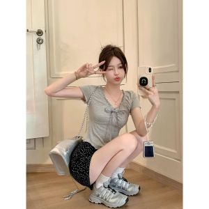 เสื้อยืดคอกลมแขนสั้นผ้าฝ้ายลายผีเสื้อเข้ารูปสำหรับผู้หญิงในช่วงฤดูร้อน เสื้อแขนสั้นคอวีทรงเข้ารูปกระชับสัดส่วน แฟชั่นสตรีท