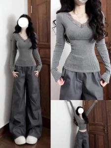 เสื้อยืดคอกว้างแขนยาวสีเทาหวานและเผ็ดร้อนสำหรับผู้หญิงในฤดูใบไม้ร่วงและฤดูหนาว เสื้อตัวบนกระดูกปลาสุดเก๋ไก๋พร้อมขอบลูกไม้ ทรงเข้ารูป