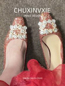 รองเท้าแต่งงานสีแดงฝรั่งเศส รองเท้าแต่งงานสุดหรูสำหรับผู้หญิงในช่วงฤดูร้อนปี 2024 ทรงหัวเหลี่ยม พื้นยาง หนัง PU รองเท้าส้นสูงแบบสวมหัวแบน