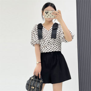 เสื้อเชิ้ตแขนสั้นผู้หญิงฤดูร้อน ทรงหวาน ลายจุด เสื้อเชิ้ตแขนพองปม คอวี ผ้าโพลีเอสเตอร์ ความยาวปกติ