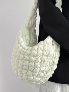 กระเป๋าผู้หญิงกระเป๋าใบใหญ่น้ำหนักเบาลำลองอัดจีบเมฆใหม่ฤดูใบไม้ร่วงและฤดูหนาวความจุเยอะกระเป๋าสะพายไหล่เดินทางกระเป๋าทรงเกี๊ยว