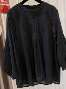 เสื้อเชิ้ตผู้หญิงแขนยาวปานกลางคอวีปักลูกไม้สีดำไซส์ใหญ่สไตล์เกาหลี ทรงหลวม ทรงปกติ ฤดูใบไม้ร่วง 2024 เสื้อผ้าทำงาน