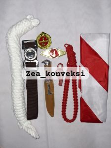 SATU SET PRAMUKA Aksesoris Fashion Lainnya dengan tali putih dan aksen merah serta emas.