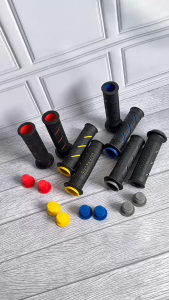 Handgrip Sisik Garis Sarung Gas Hand Grip MODEL SISIK ITALY SEPASANG KIRI KANAN UNIVERSAL Nmax PCX Aerox Vario Xmax ADV Lexi Beat Fazio Scoopy Vixion Mio MX King Sonic Satria GSX HANDLE GAS HANDFAT HANFAT KARET SUPER SOFT