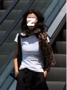 เสื้อยืดแขนสั้นทรงเข้ารูปสีขาวสำหรับผู้หญิงในช่วงฤดูร้อนปี 2024 เสื้อเชิ้ตคอตตอนทรงหลวมสบาย ๆ ที่สวมใส่ได้หลากหลาย