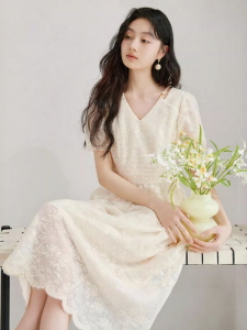 XIANGYING | Đầm Phong Cách Pháp Có Tay Bồng Vải Ren Cổ V Màu Sữa