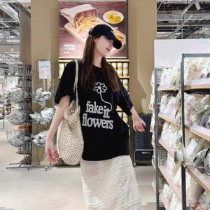 T-Shirt Wanita Hitam Lengan Pendek Motif Bunga & Huruf Kreatif Katun Tipis Bernapas Premium Estetik Desain Korea Longgar Ukuran Besar Slim Fit Tren Musim Panas 2025 Gadis manis pedas Modis Serbaguna Nyaman Kerah bulat Tops Slip-on