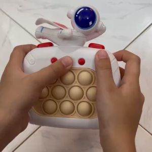 Pop it điện tử hình Phi Hành Gia - Trắng máy chơi game Pop it Tặng kèm 3 pin 200 level có đèn nhạc - Shop Út Lớn