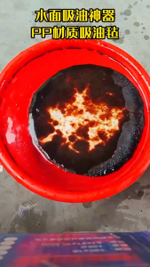 Industrial oil-absorbing rope and liquid-absorbing rope intercept chemical oil pollution in rivers吸油索拦截油污