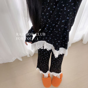 ชุดเสื้อกั๊กแขนกุดลายดอกไม้บางระบายสีสองตัวและกางเกงขาสั้นยางยืดสำหรับใส่ในบ้านสำหรับผู้หญิงในฤดูร้อน