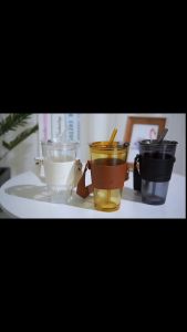Cốc thủy tinh Gorgous bọc da có quai (650mL) tằng kèm ống hút tiện lợi