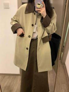 เสื้อแจ็คเก็ตสไตล์เกาหลีคอโปโลแขนยาวสีบล็อกสำหรับผู้หญิง ฤดูใบไม้ผลิและฤดูใบไม้ร่วง 2025 ใหม่ ขนาดเล็ก เสื้อคลุมยาวปานกลาง