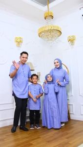 Keluarga Harmoni dengan Baju Couple Biru Katun Slub untuk Kebersamaan