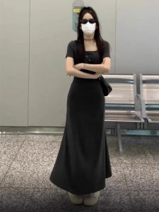 ชุดเดรสสั้นทรงเอคอเหลี่ยมแขนสั้นสำหรับผู้หญิงในช่วงฤดูร้อน ชุดเดรสทรงเข้ารูปเอวเข้ารูปทรงเข้ารูปเข้ารูป