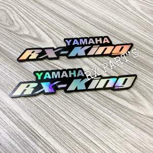 EMBLEM LOGO YAMAHA RX KING WARNA DASAR SILVER  JIKA TERKENA CAHAYA MATAHARI / LAMPU BISA BERUBAH UBAH WARNA MENJADI WARNA PELANGI / SEPERTI BUNGLON