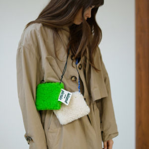 กระเป๋าสะพายข้างไหมพรมใหม่ กระเป๋ามินิน่ารักและง่ายต่อการใช้งาน กระเป๋าสะพายหลังเดี่ยวสีเขียวที่เข้ากันได้กับกระเป๋าถือทั้งหมดสําหรับเยาวชนและการพักผ่อน