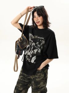 Kaos Wanita Lengan Pendek Putih 2025 - Sablon Grafiti Karakter & Huruf Retro  Bahan Katun Adem Premium [Oversize Potongan Lurus + Desain Eksklusif]  Gaya Streetwear Kekinian Desain Minimalis Estetik  Untuk Wanita Pendek  Kaos Korea Untuk Hangout Santai