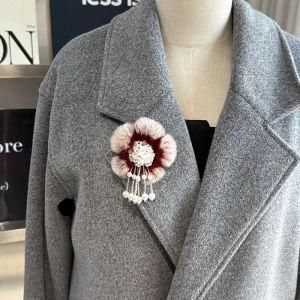 Fashionable Luxury Simple Design Water Rabbit Fur Flower Brooch Pin for Women Sweater Decoration Scarf Accessory Original Design