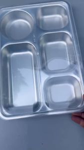 Khay cơm inox 304 là một giải pháp hoàn hảo để đựng và mang cơm đi làm đi học hay dùng trong gia đình. Với hai kích thước khác nhau bạn có thể lựa chọn theo nhu cầu sử dụng của mình