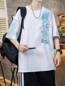 เสื้อยืดแขนสั้นผ้าไหมน้ำแข็งสำหรับผู้ชายในช่วงฤดูร้อน ทรงหลวมสบาย ๆ สำหรับเยาวชนและนักเรียน เสื้อตัวบนพิมพ์ลายทันสมัย