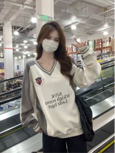 เสื้อสเวตเตอร์คอวีพิมพ์ลายป้ายสีบล็อกสไตล์อเมริกันหลวมๆ สำหรับฤดูใบไม้ผลิและฤดูใบไม้ร่วง เสื้อผ้าทำงานแบบลำลองสำหรับผู้หญิง