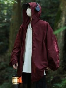 เสื้อแจ็คเก็ตกันแดดผ้าไหมน้ำแข็งสีแดง เสื้อคลุมกันฝนแบบบางสำหรับกลางแจ้งในฤดูร้อนสำหรับผู้ชาย เสื้อคลุมกันฝนแบบมีฮู้ด แห้งเร็ว เสื้อคลุมกันฝนสไตล์ยอดเขา